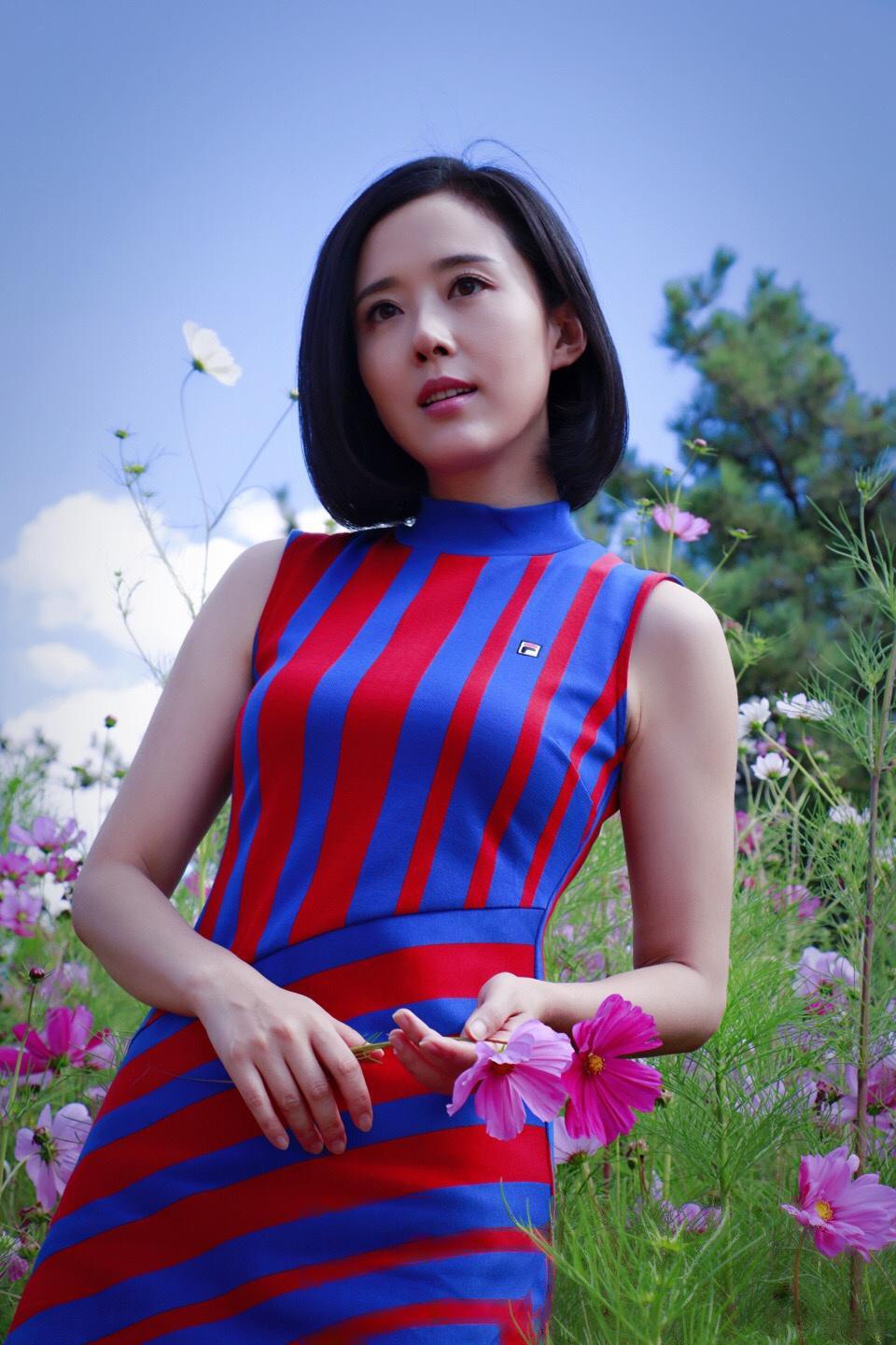 百变女星颜丹晨像花一样美,喜欢她吗?