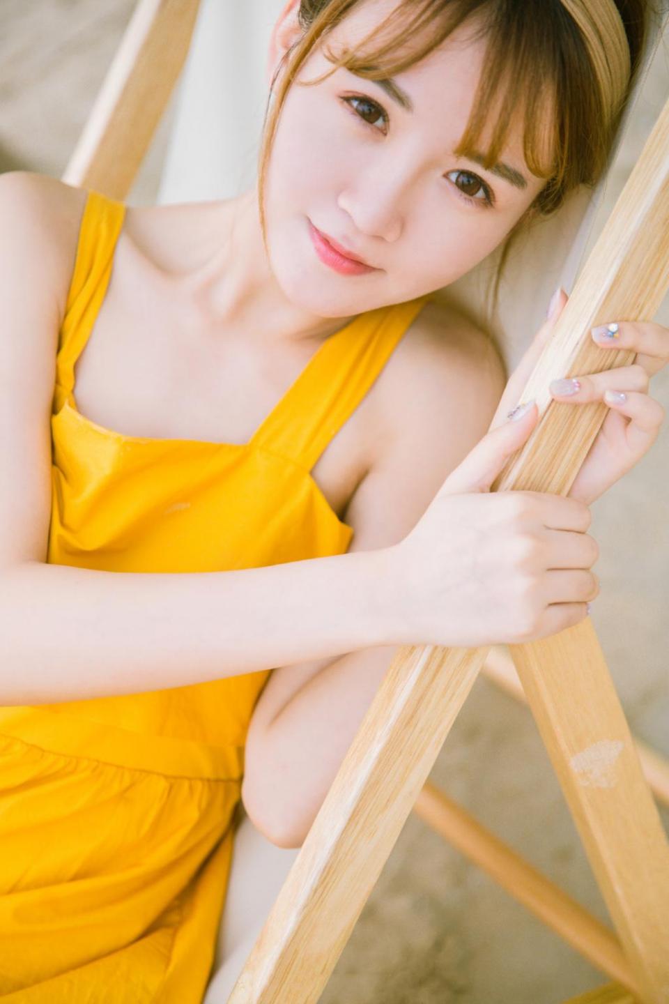 时尚美女:海边吊带装气质美女,白嫩皮肤精致脸庞!