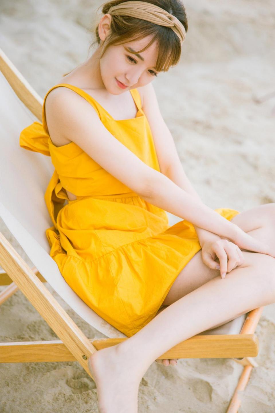 时尚美女:海边吊带装气质美女,白嫩皮肤精致脸庞!