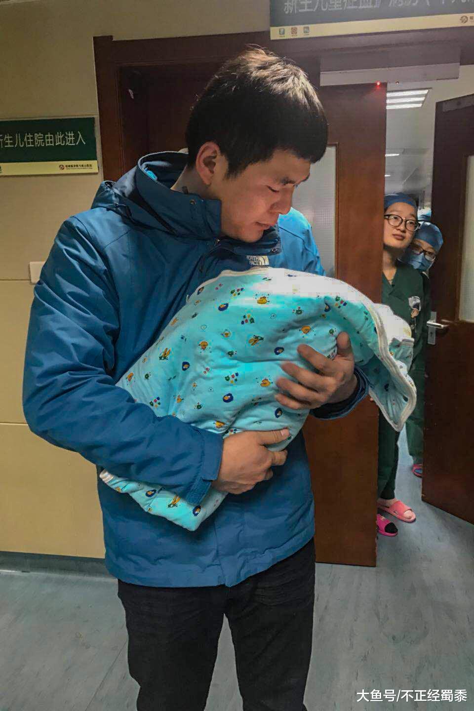 民警捡到弃婴, 病好却找不到亲生父母, 无奈送到福利院