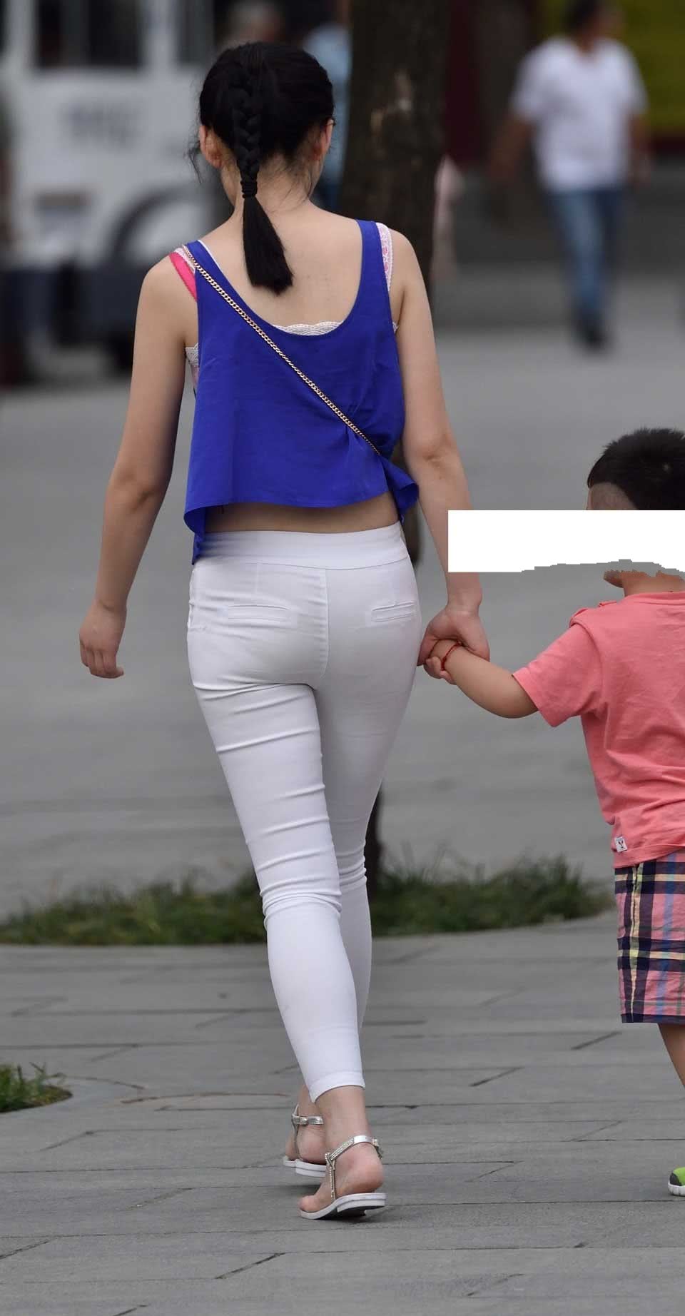 背心搭配白色紧身裤包出曼妙身姿俏皮的马尾辫宛如少女