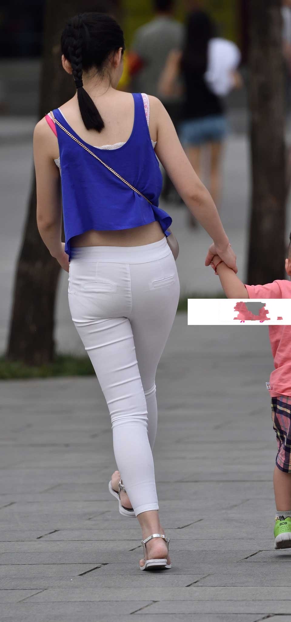 背心搭配白色紧身裤包出曼妙身姿俏皮的马尾辫宛如少女