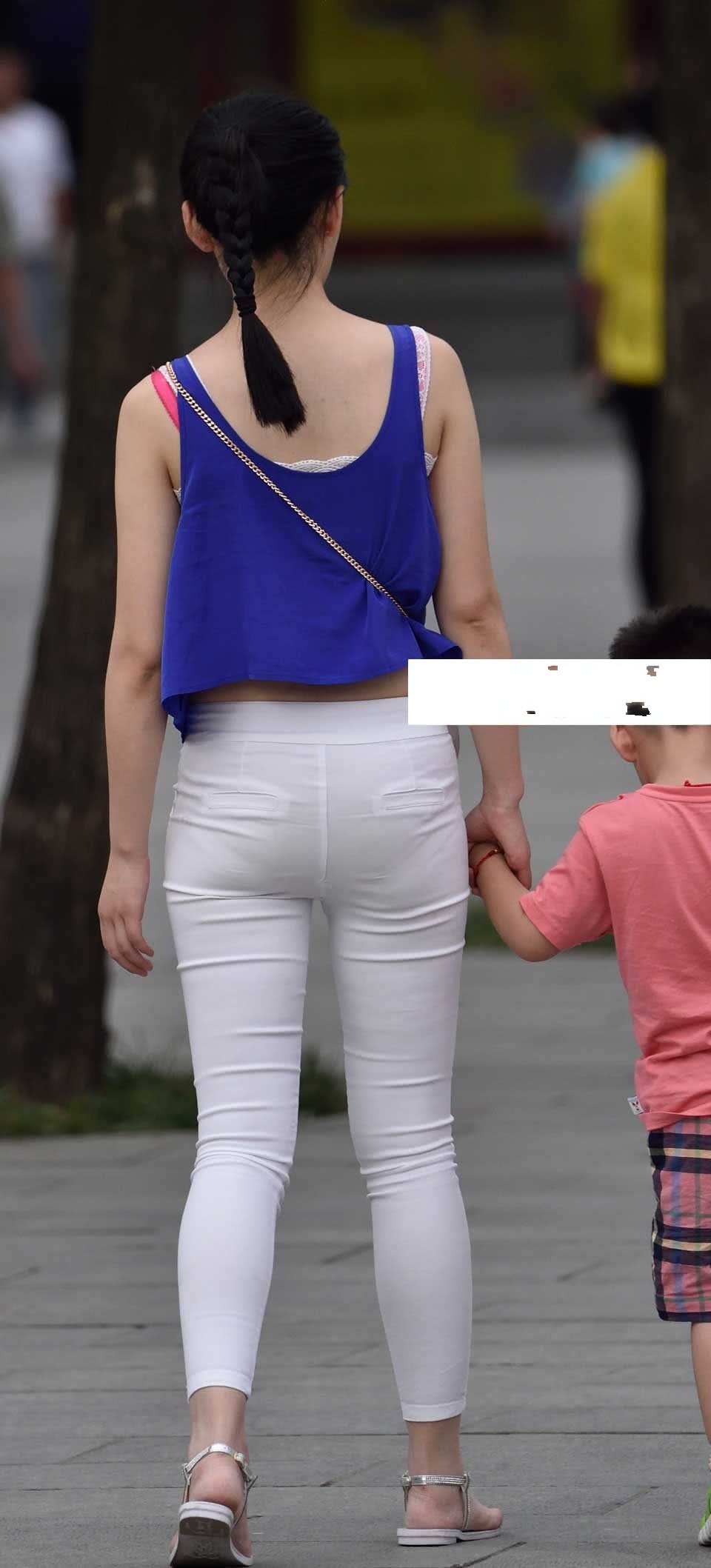 背心搭配白色紧身裤包出曼妙身姿俏皮的马尾辫宛如少女