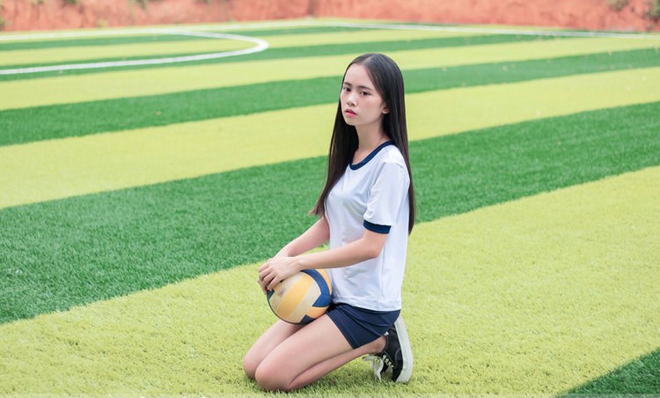 帆布鞋运动服美女黑长直发靓丽清纯图片