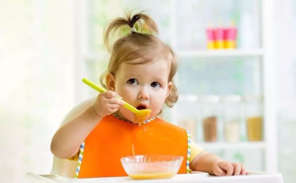 孩子不愿意自己吃饭怎么办?七招培养孩子自己进餐的好习惯!