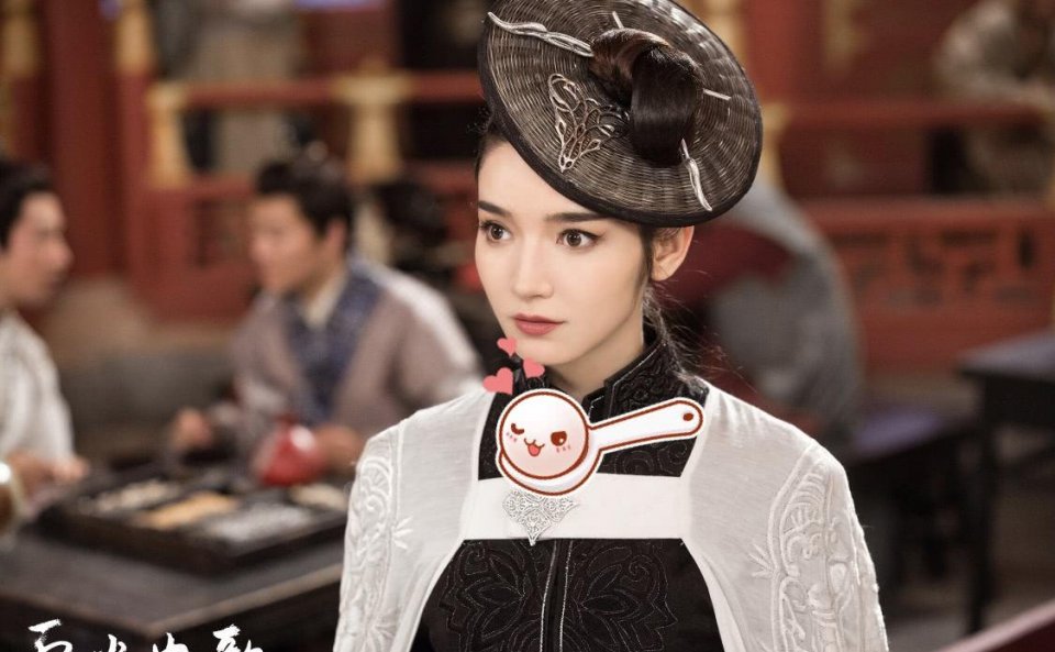 她也是杨幂旗下新疆女艺人,事业发展不敌热巴