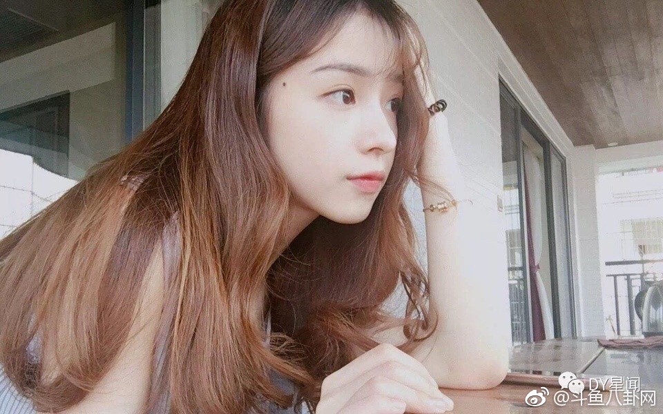 鱼皇透露周二珂已和斗鱼签约,黑猫贴吧坐实说