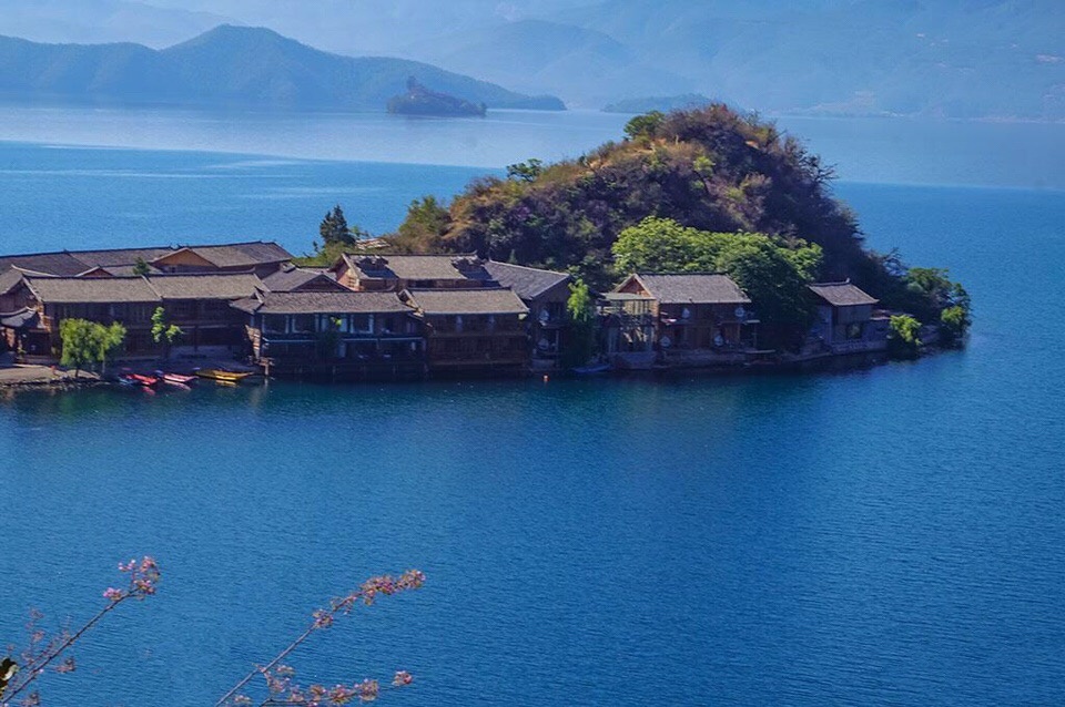 泸沽湖,被遗落在人间的一方静土!春天美爆了......_新浪新闻