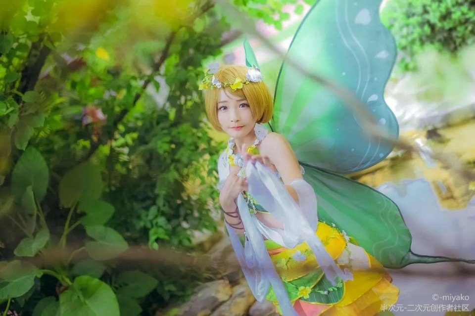 宝石之国：发现一个睡着的小姐姐，偷偷亲一下 挠挠她的白袜脚丫