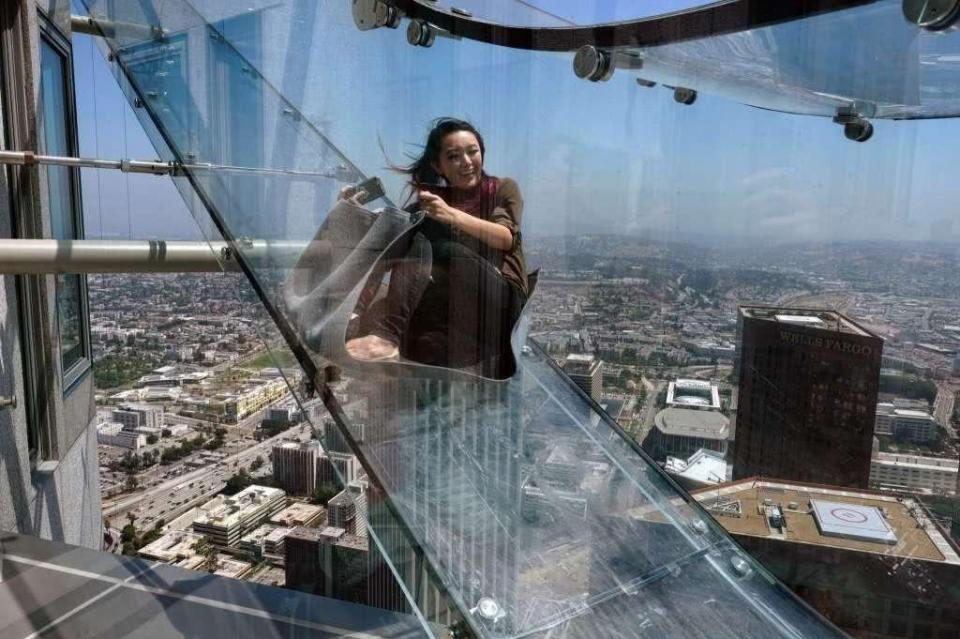 世界上最刺激的玻璃滑梯，离地300米，从70楼滑下，你敢尝试吗