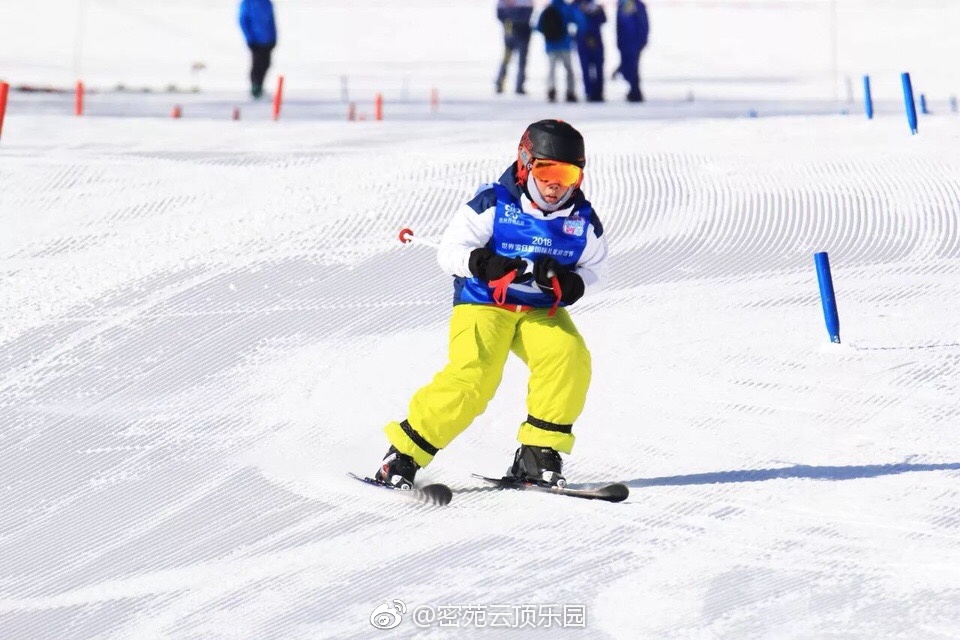 比赛和免费滑雪课程结束后,参加活动的小朋友合影留念!