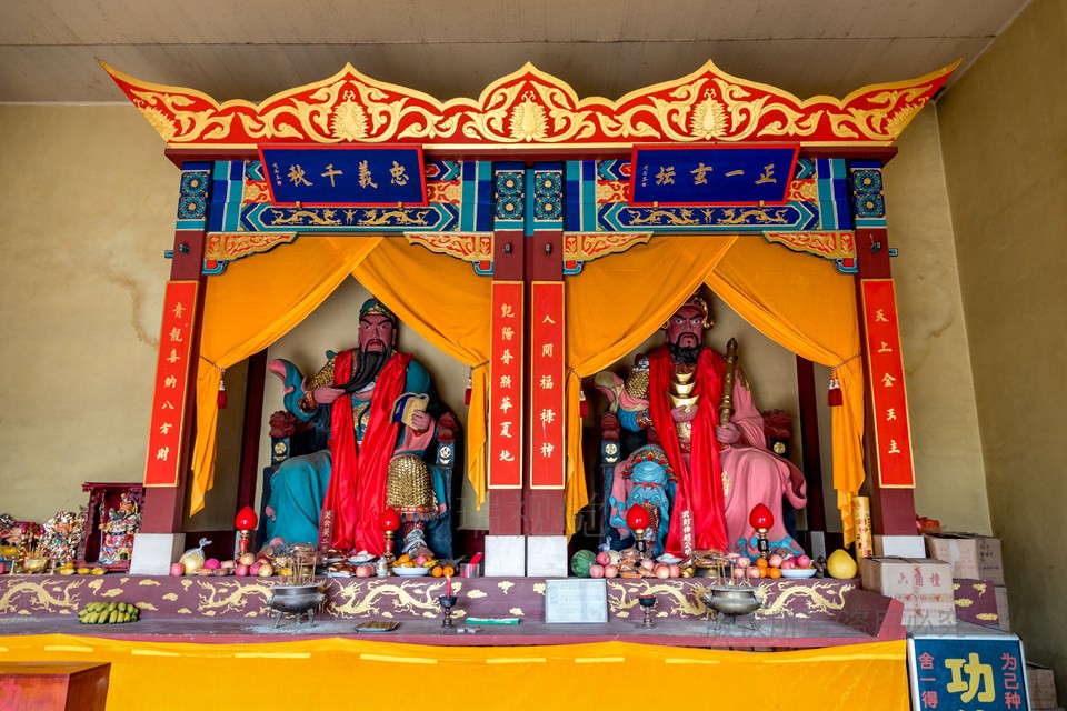 沧州财神庙,2个武财神1个文财神共处一室,善男信女该信谁拜谁呢