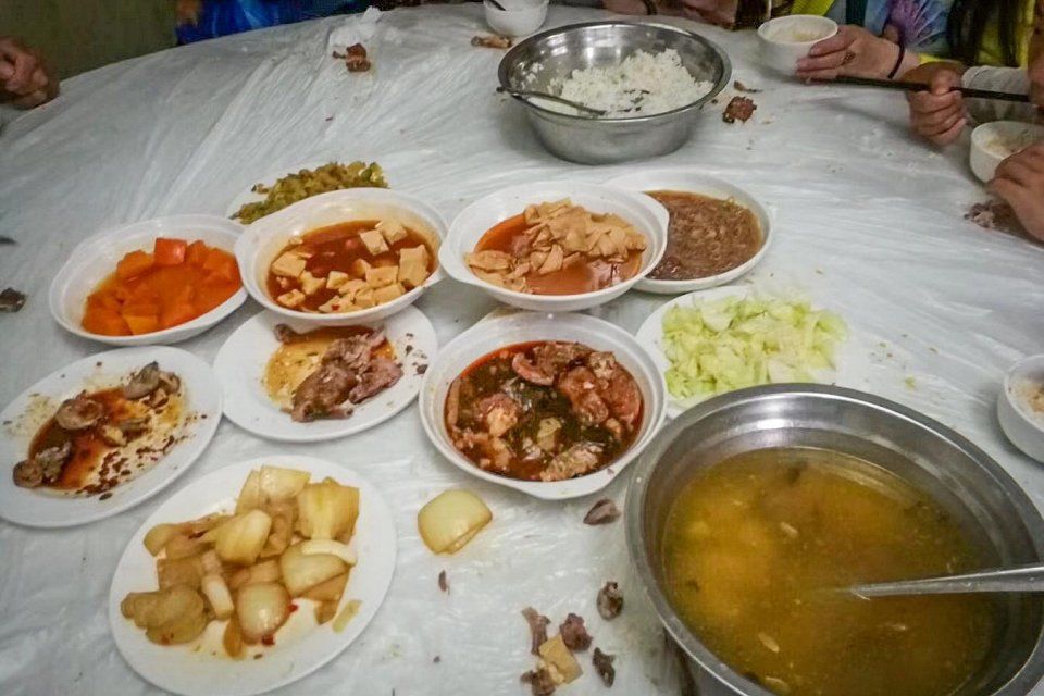 去海南旅游路边店吃饭 10人餐太寒酸导游:想吃大餐回东北!