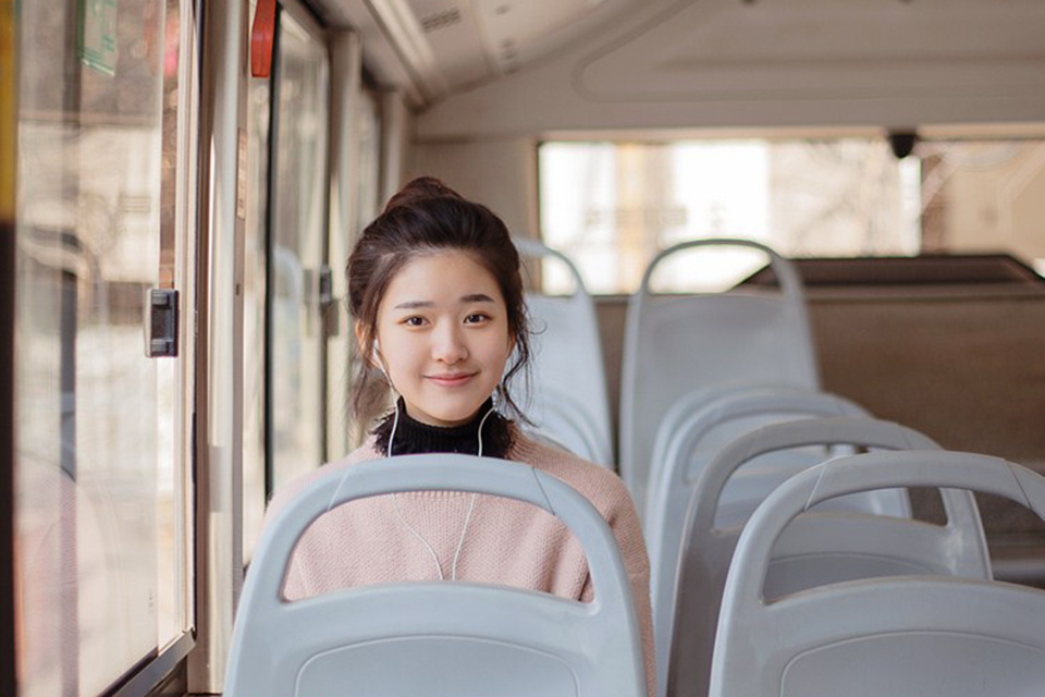 公交车上戴耳机浪漫粉色少女唯美写真
