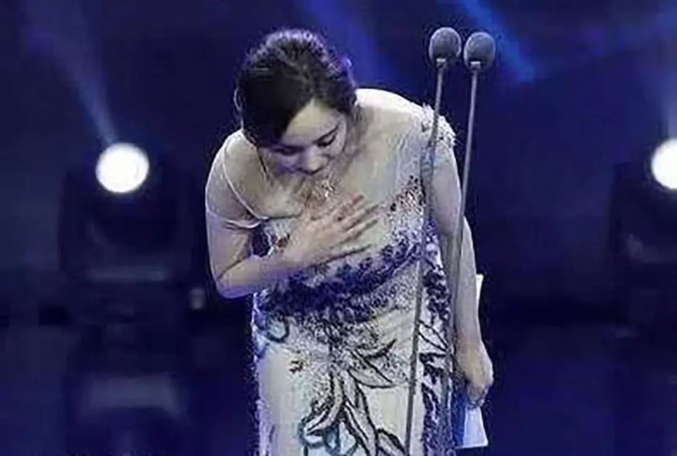 杨幂为什么总是捂胸口?原来她如此良苦用心!