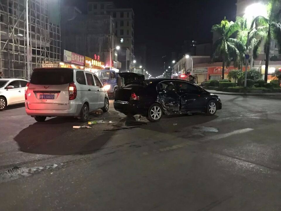 昨天晚上,云浮市新兴县翔兴路发生了一起五车被撞事故