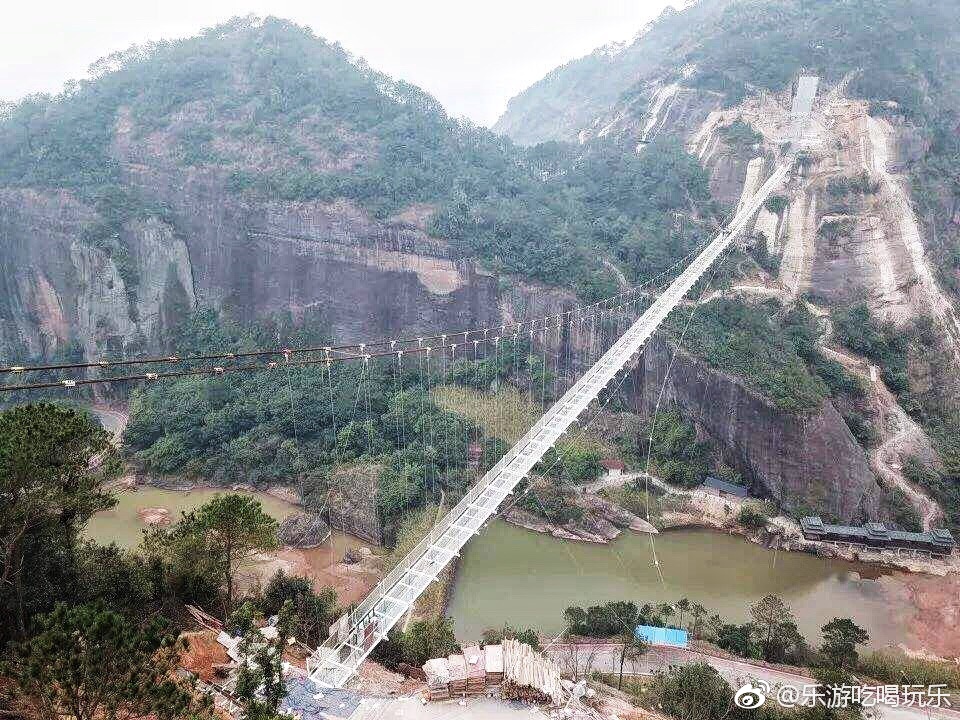 容县都峤山风景区玻璃桥,全透明玻璃人行观光