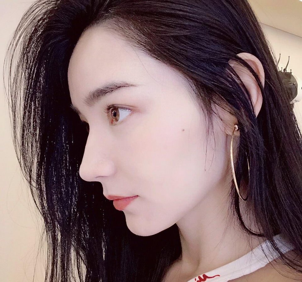 她也是杨幂旗下新疆女艺人,事业发展不敌热巴