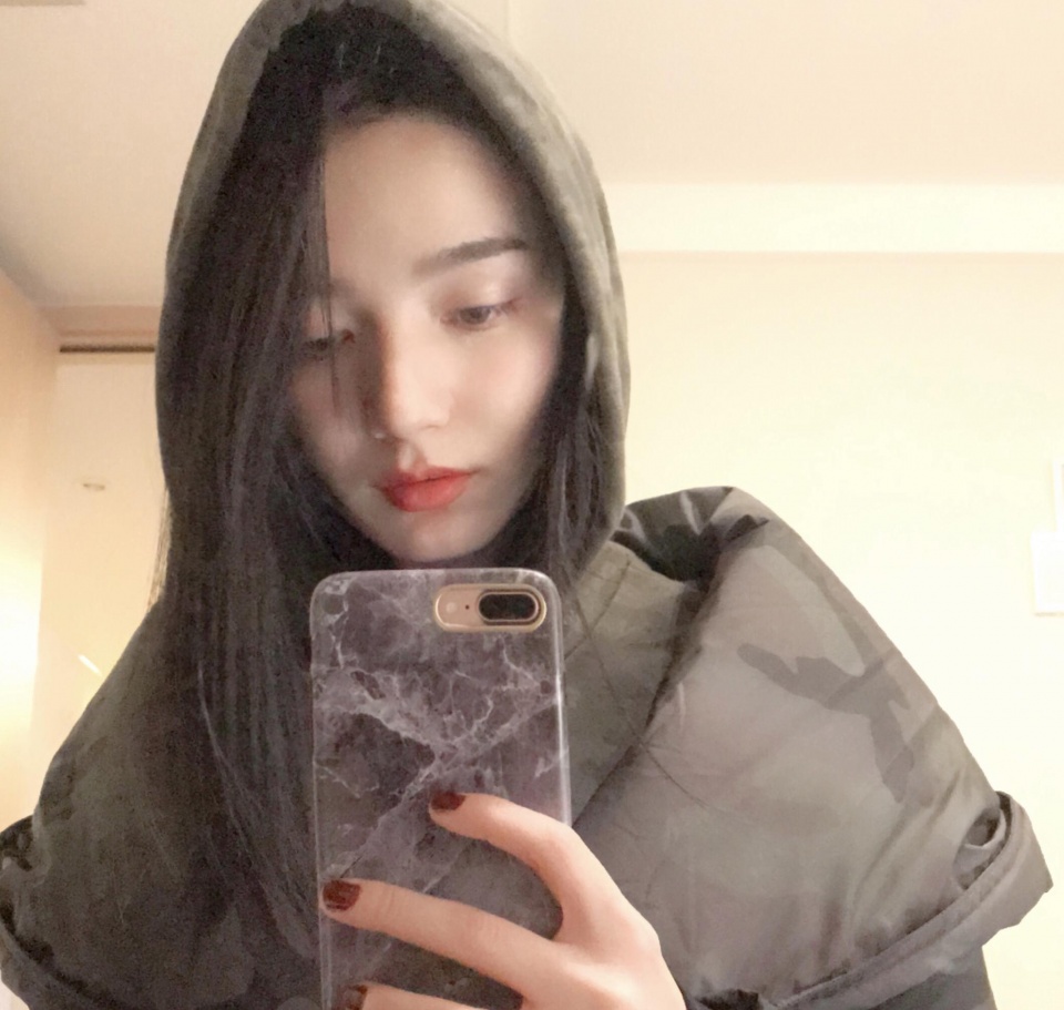 她也是杨幂旗下新疆女艺人,事业发展不敌热巴