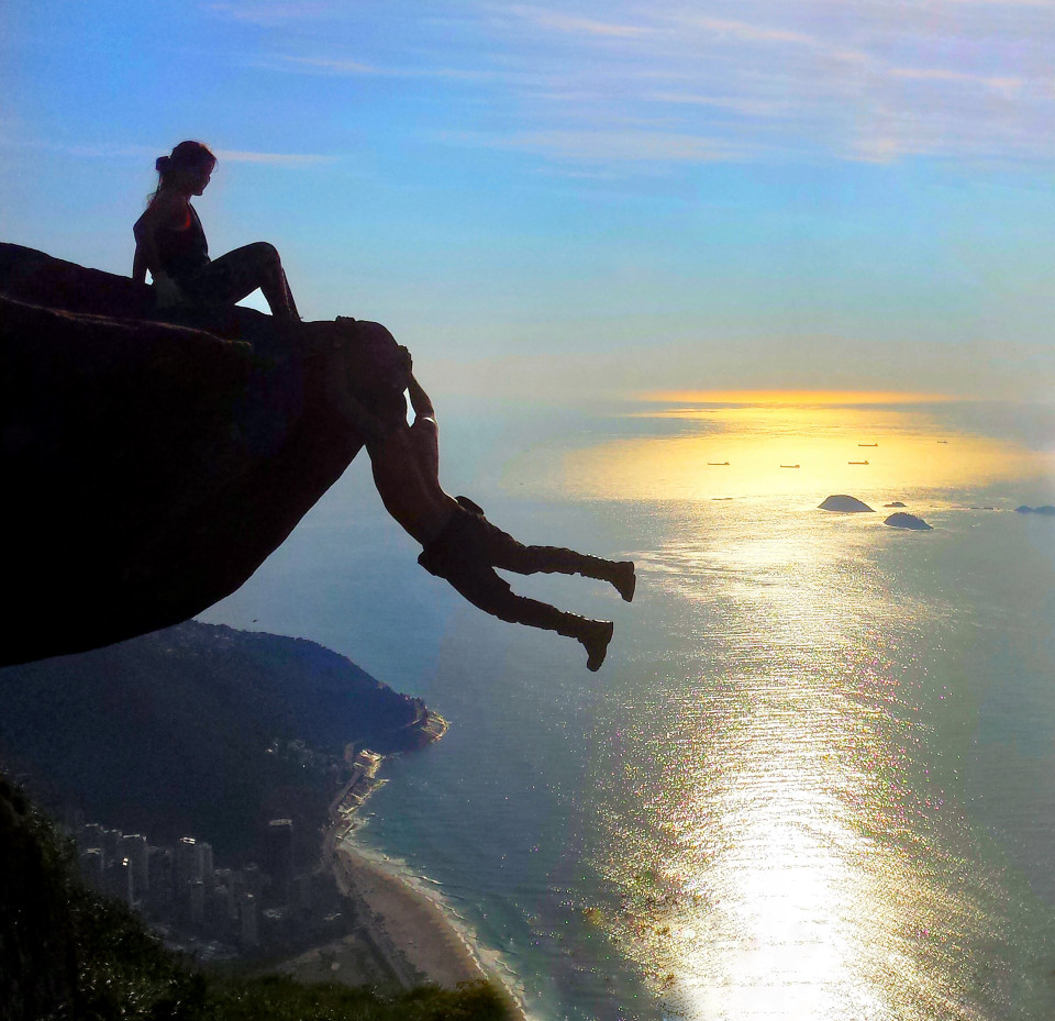 巴西男子在悬崖边缘表演最强倒吊动作!看着脚软!
