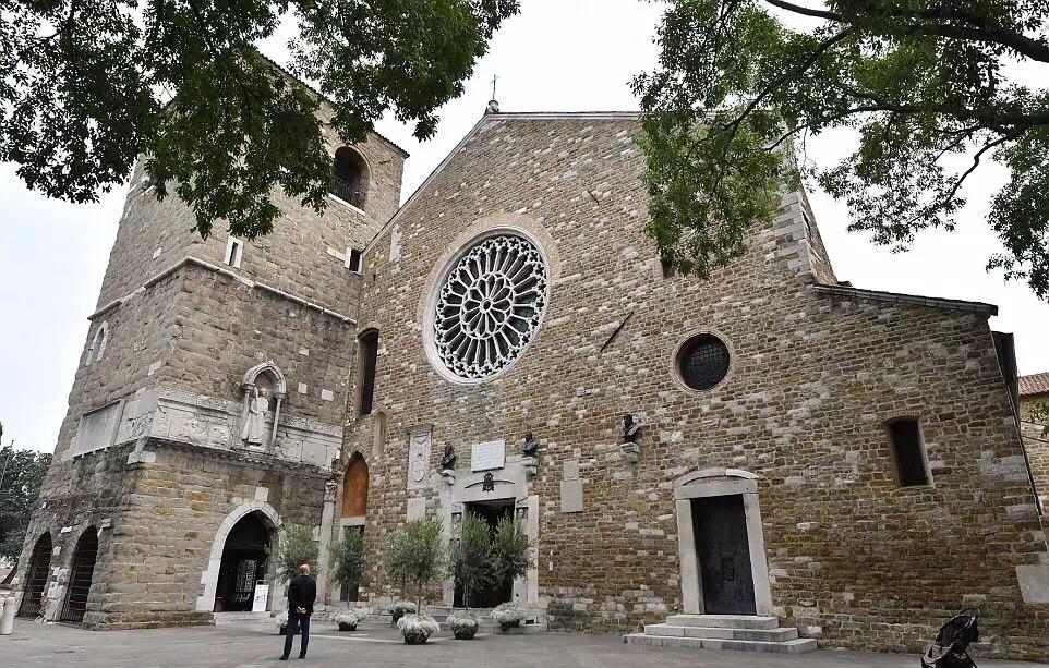 施华洛世奇女儿大婚, 婚纱上50万颗钻, 黄晓明