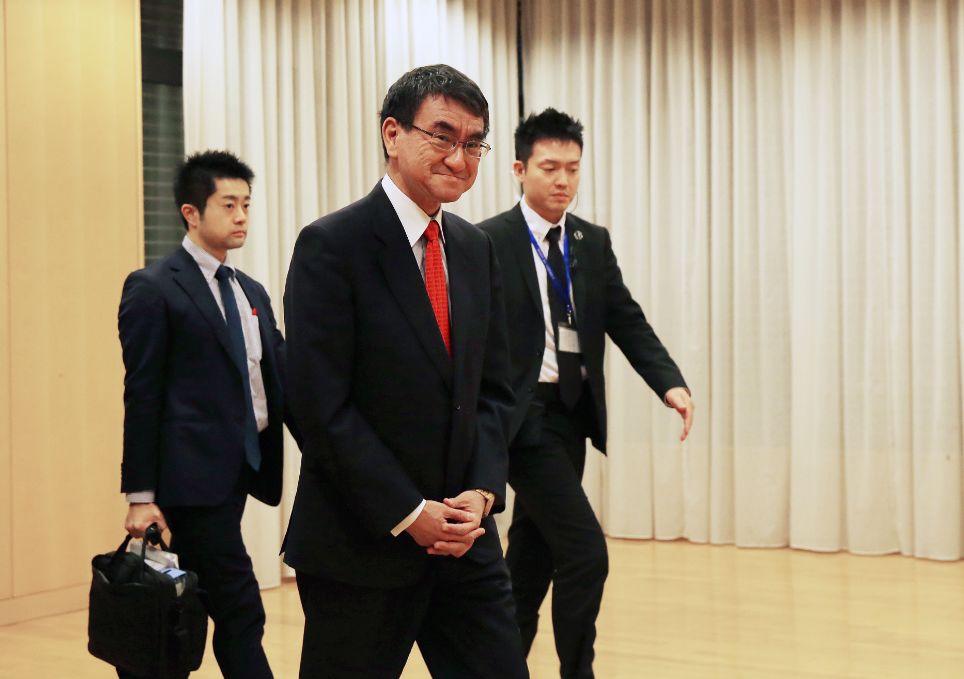 日本外相寄语中国青年加深交流增进互信