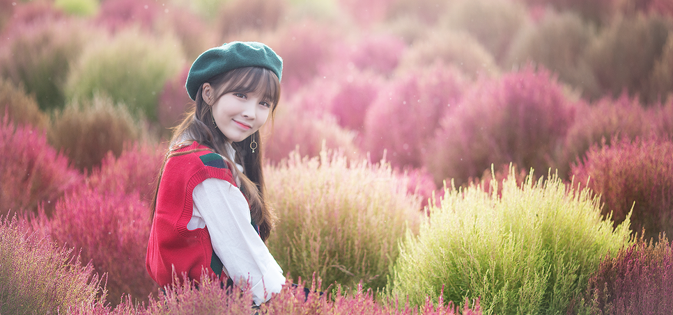 一个青涩靓丽,依偎在花海中的可爱少女姑娘!