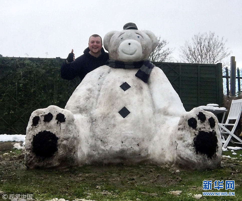小伙花5小时堆起1.8米泰迪熊雪人