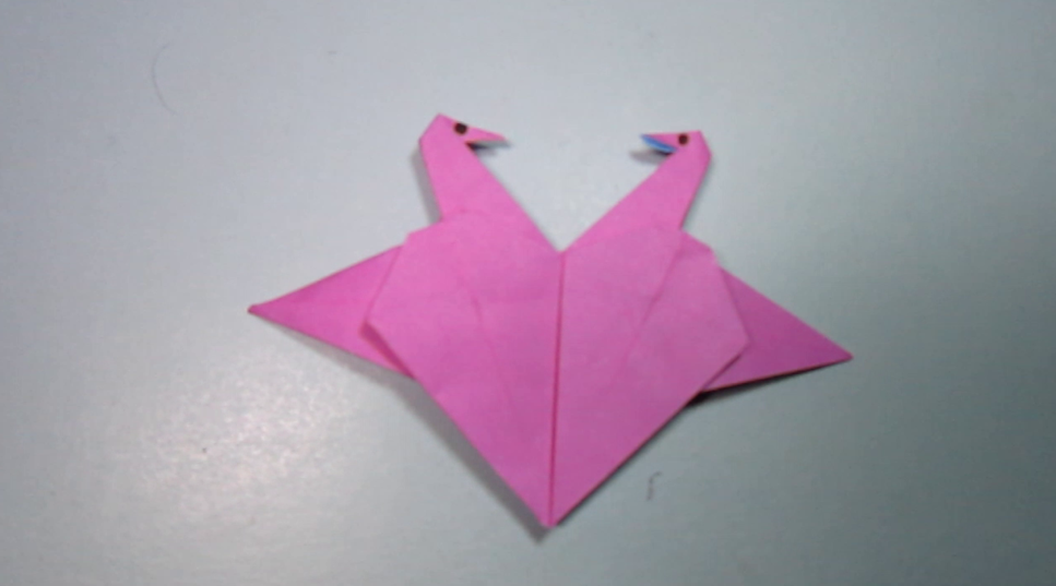 这个千纸鹤折好后翅膀可以挥动,看着千纸鹤羽毛呼呼扇动的样子非常的