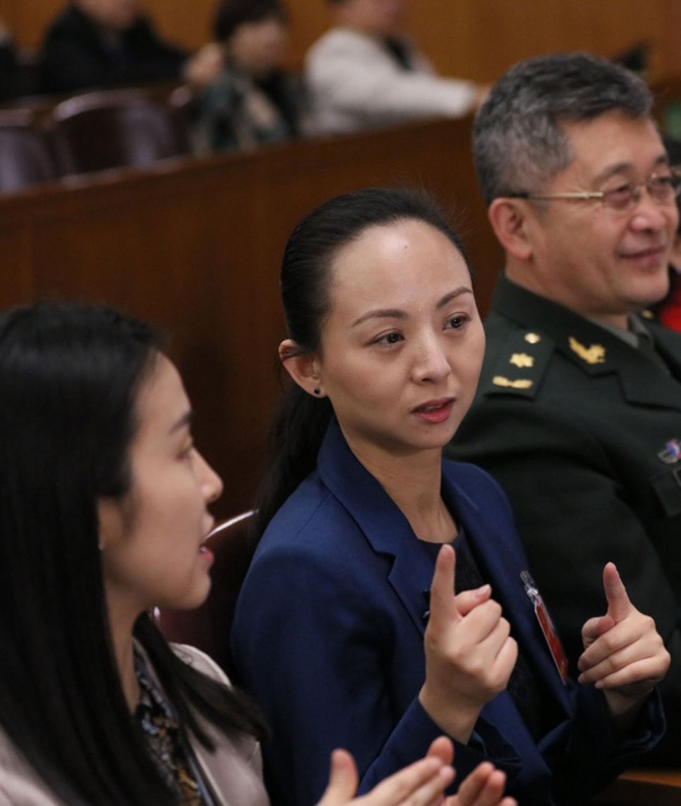 曾表演"千手观音"聋哑人邰丽华近照,为高材生丈夫拒绝
