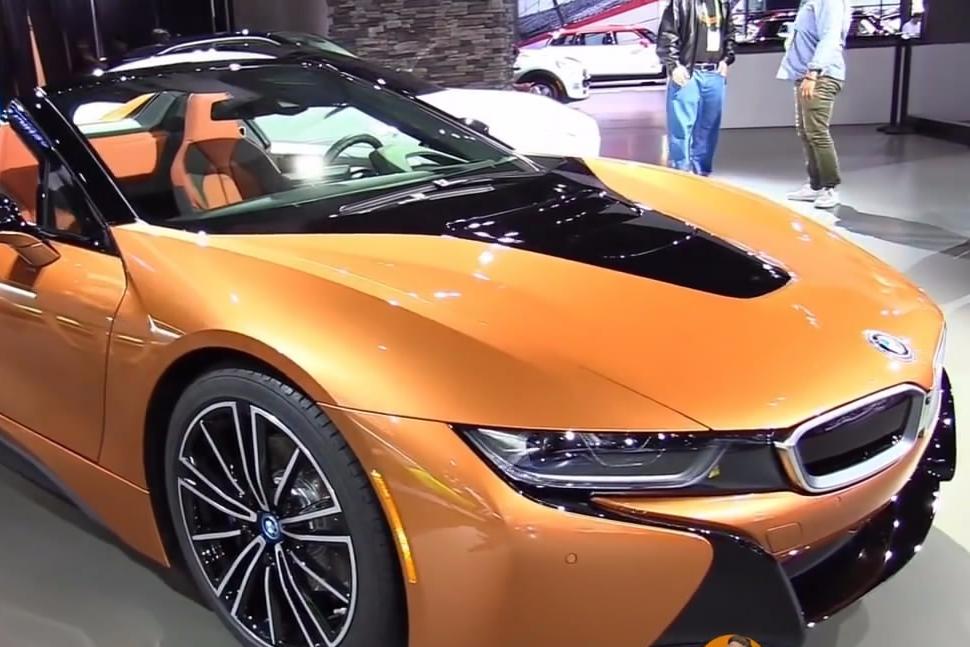 2018款宝马i8跑车，光看外观就秒杀布加迪，内饰就更不用提了！