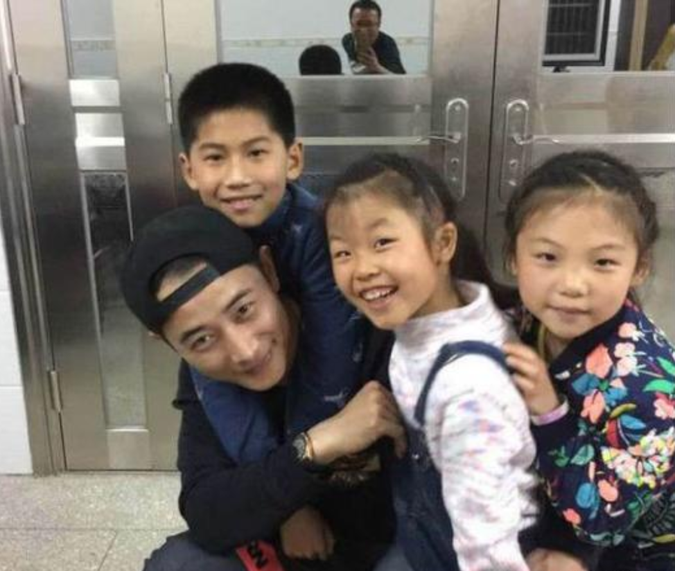黄晓明 黄晓明出生在山东青岛,图为黄晓明回家探望姥姥.