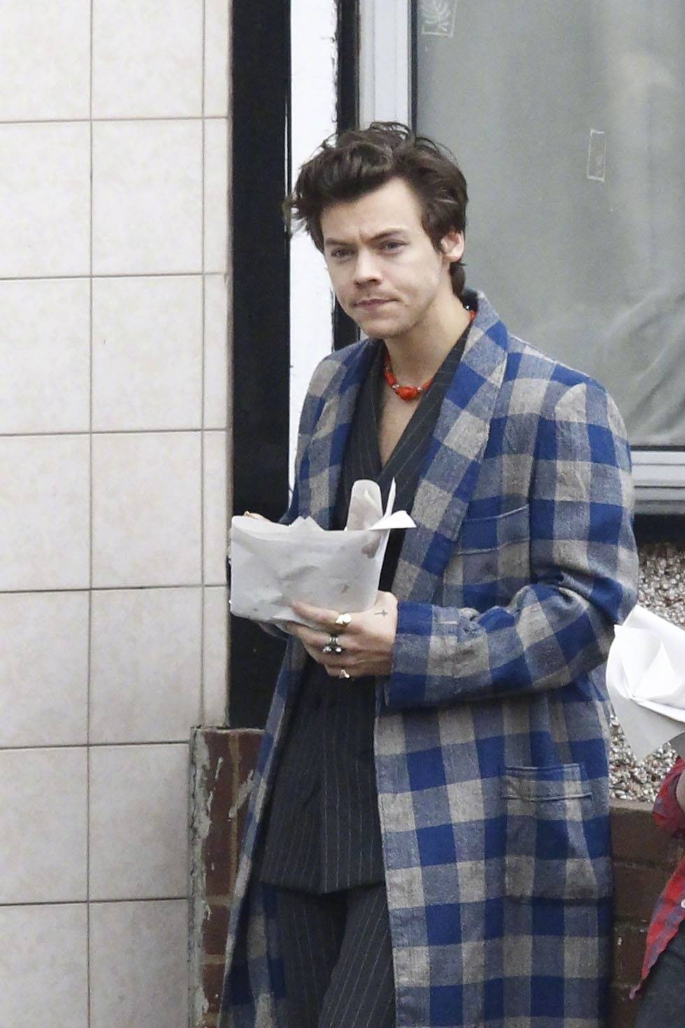 哈卷harry styles上周日在伦敦外出工作的街拍