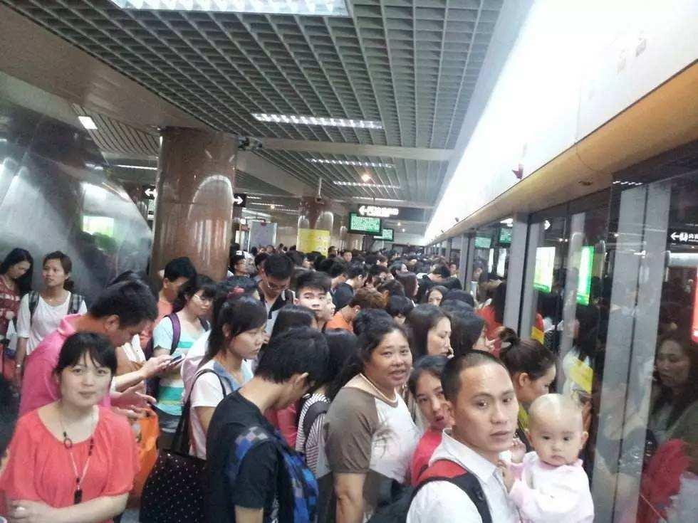 为什么乘坐地铁和公交车, 人都挤扁了也不算超载?