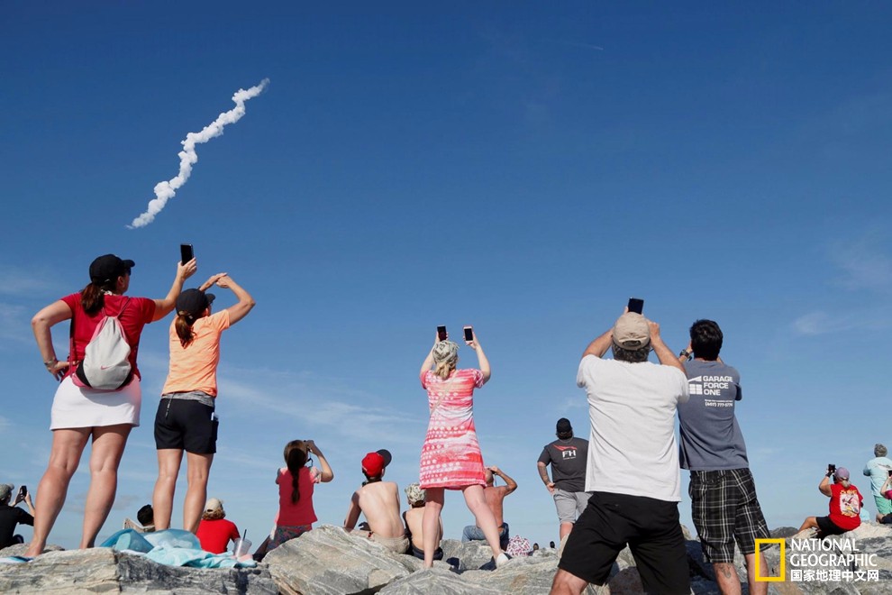 SpaceX把一辆特斯拉跑车送上了天,跑车将在太