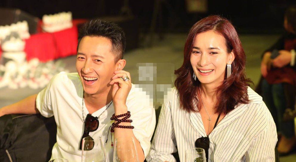 老板娘卢靖姗出席韩庚公司年会,情侣戒指暗示