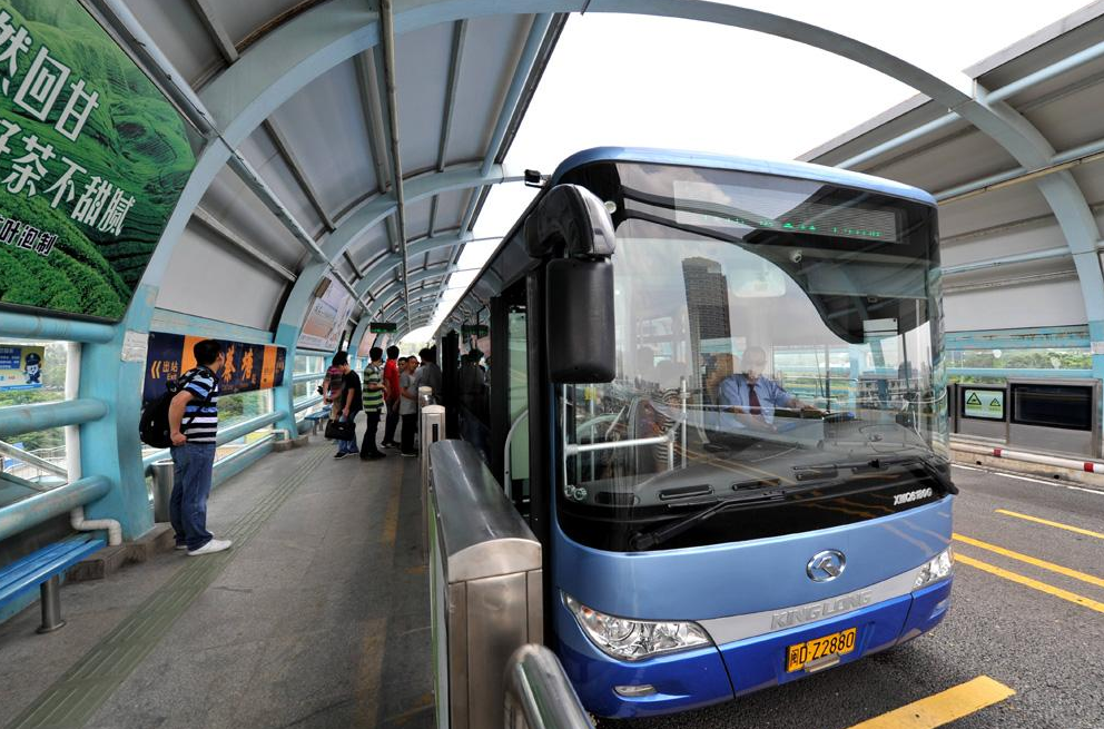 中国首个高架桥模式brt,让公交车天上飞!速度赶超地铁不是梦!
