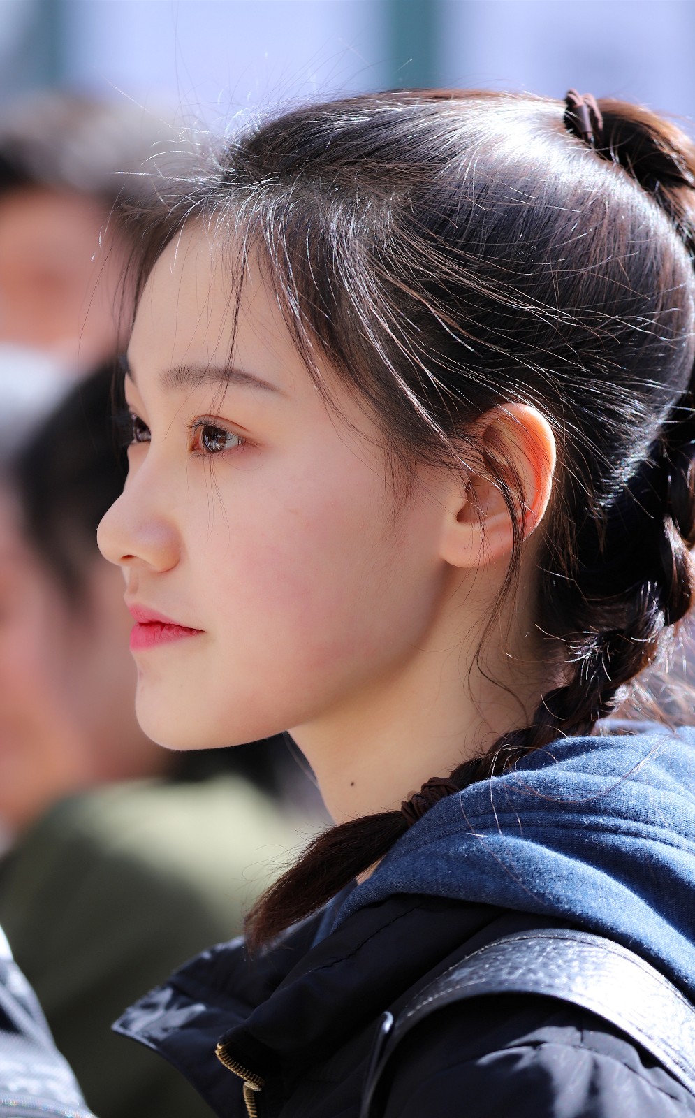 但不能不说人家也是正妹一枚~ 此时一位网络主播也被这位艺考女生吸引