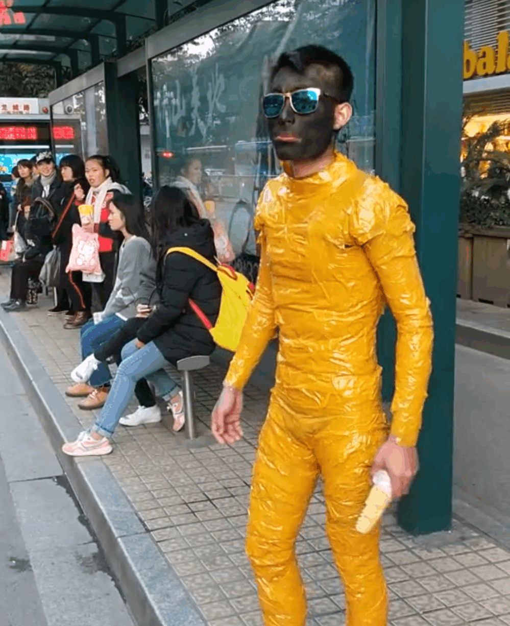 广西柳州一男子全身缠满胶带, 现身街头