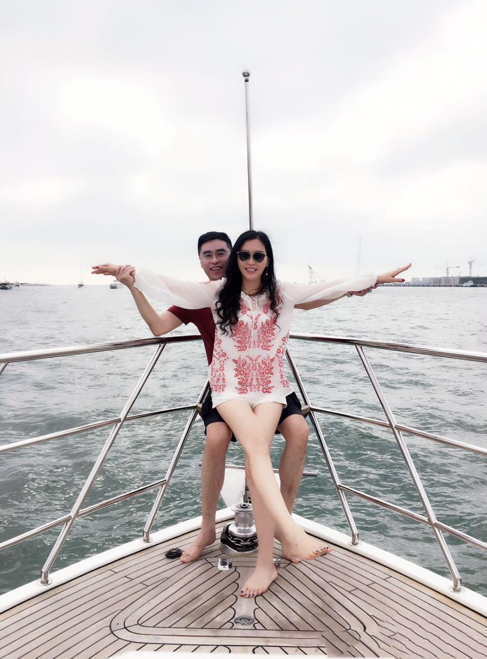 陈冰妈妈现身美发店, 50岁比女儿美, 30亿身家