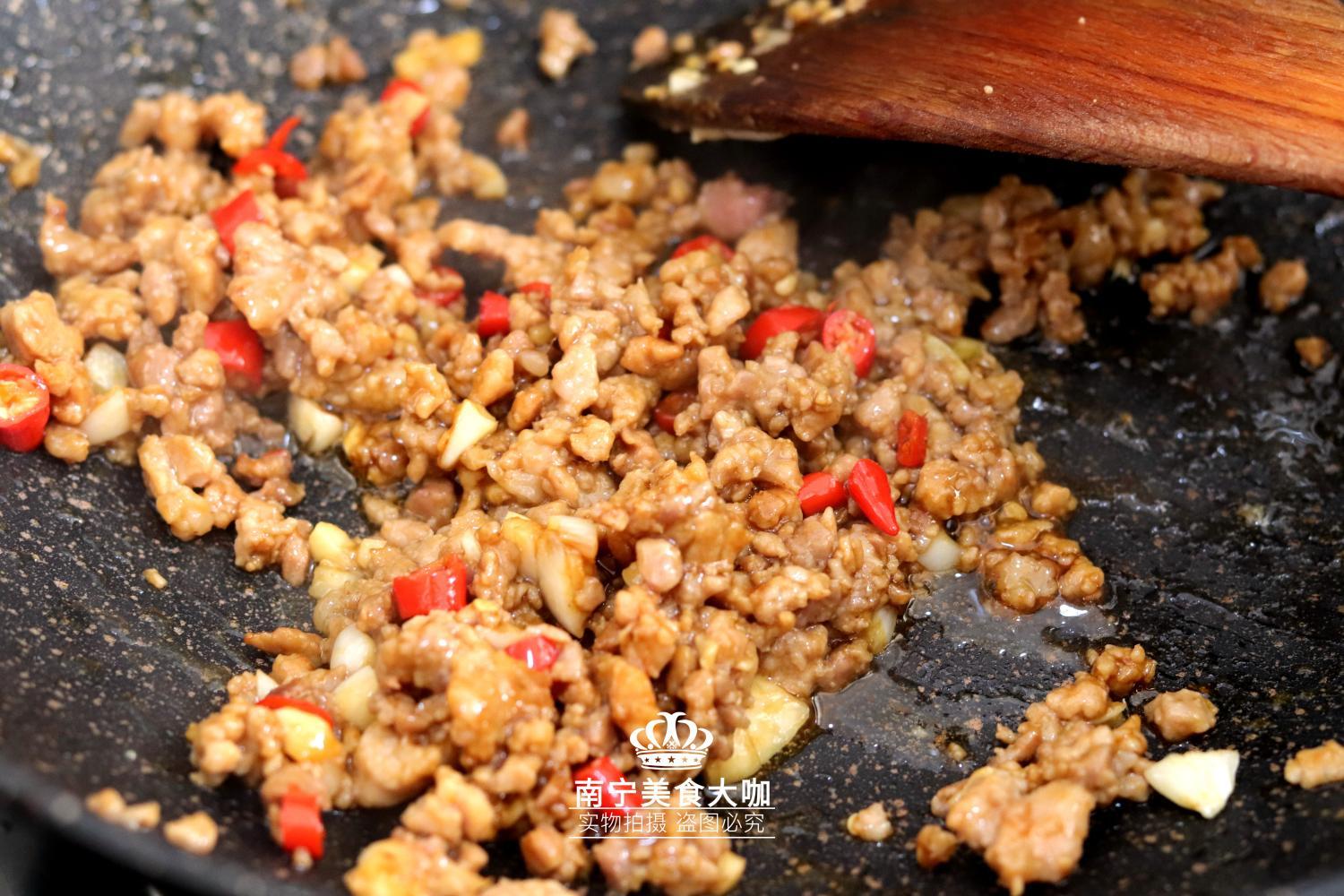 7,炒至碎肉变色即可