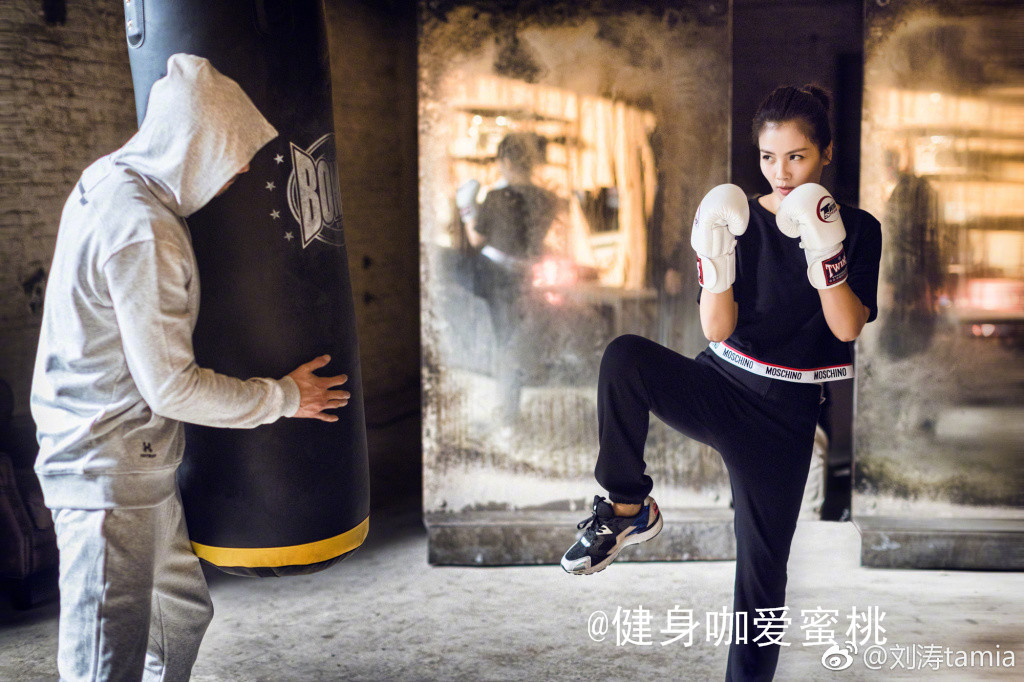 刘涛才是娱乐圈健身女神! 空中瑜伽TRX器械训