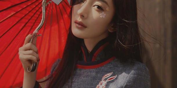 杨幂樱花树下手持红伞,娇艳欲滴,简直太美了!