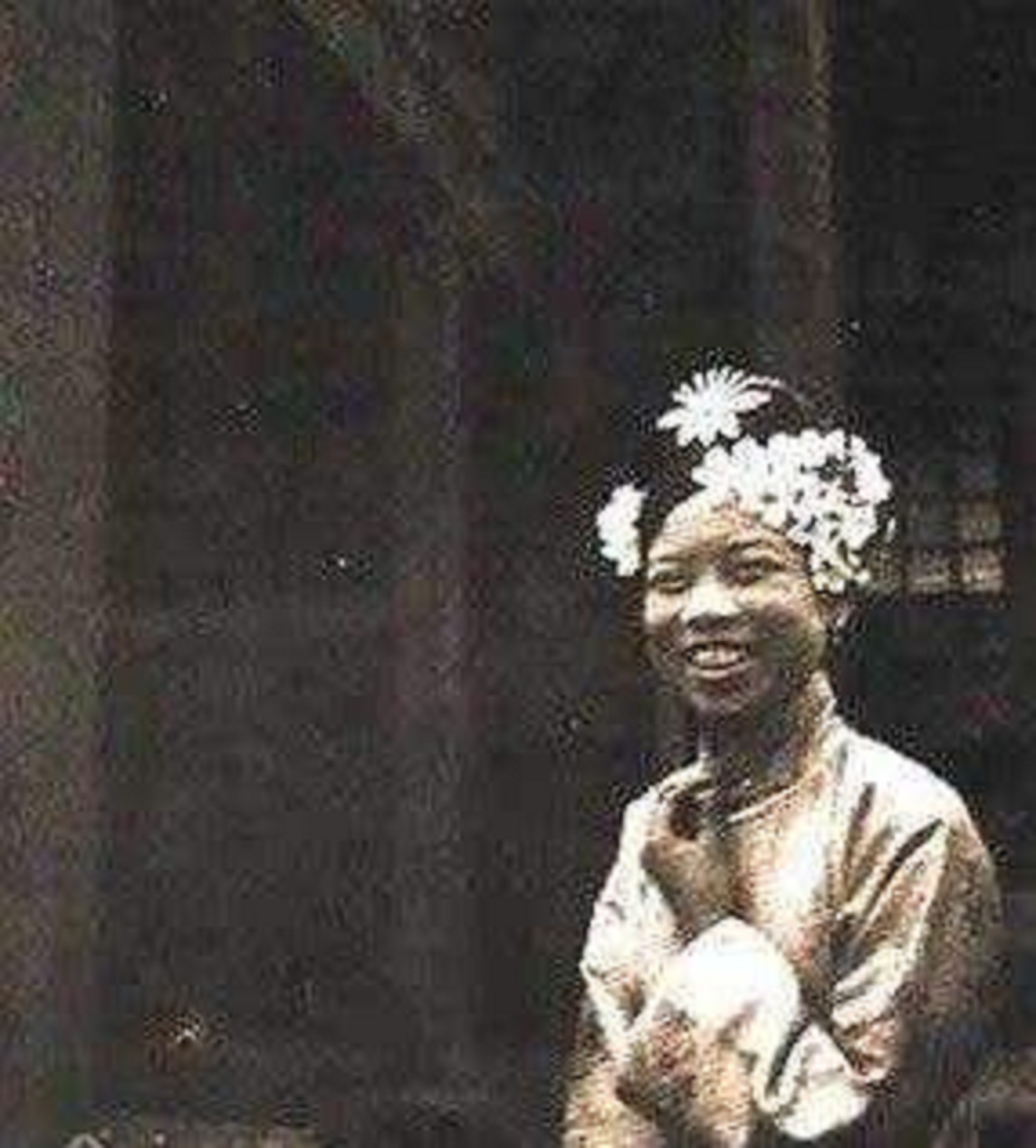 清朝老照片:大多数女人又丑又驼背,全是因为这个标准害死人