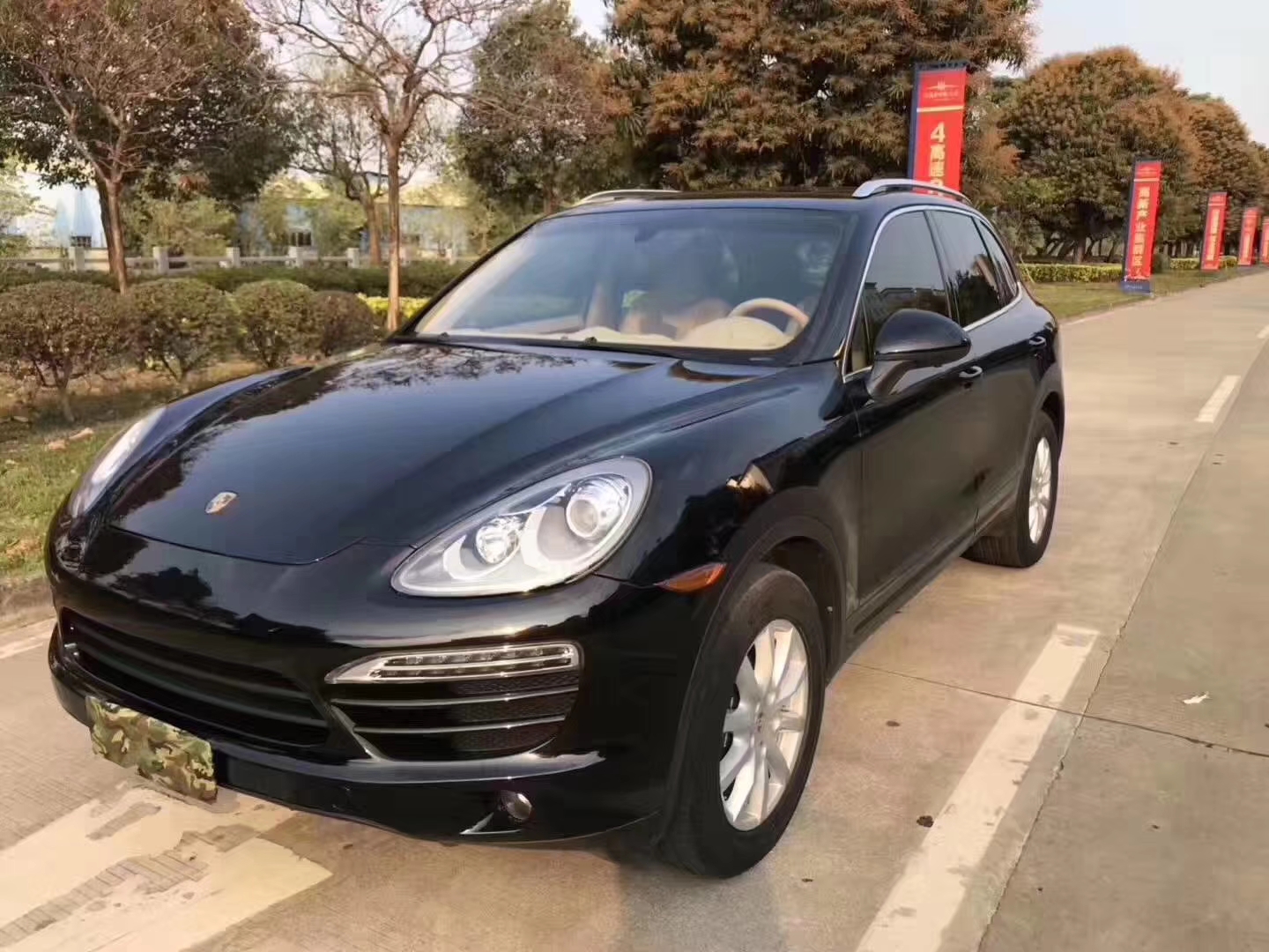 当年的百万豪车保时捷卡宴,如今仅售26万,流线车身,霸气前脸!