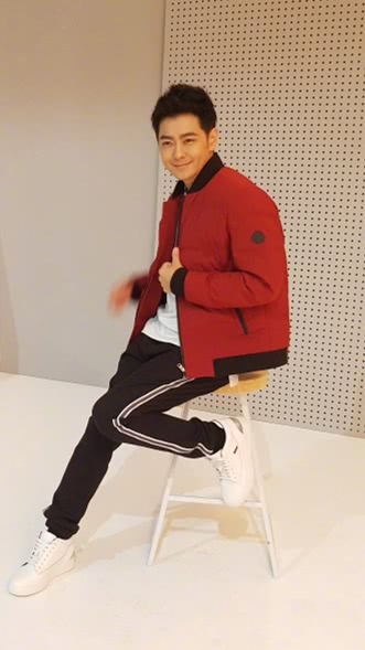 44岁林志颖真会穿!T恤配短裤全是减龄技巧,网