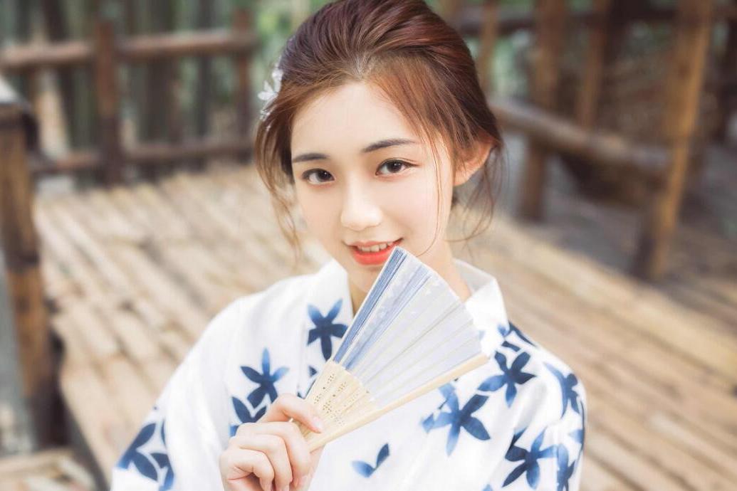 好身材的效果美女在室内摆拍