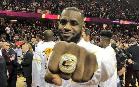 詹姆斯拿五个亚军是荣耀还是耻辱?