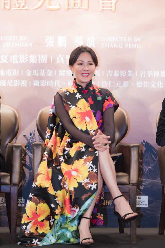 刘嘉玲现身发布会 身穿碎花连衣裙 端庄又不失性感