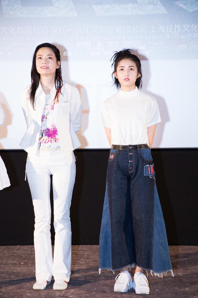 张子枫的牛仔裤超肥大网友远看像裙两个她都能穿进去